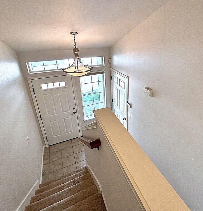 Building Photo - Gorgeous 2-bedroom Townhouse with attached...