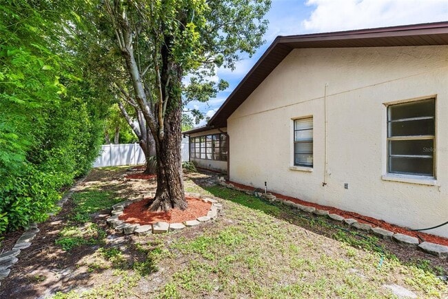 Building Photo - 8829 Bermuda Ln