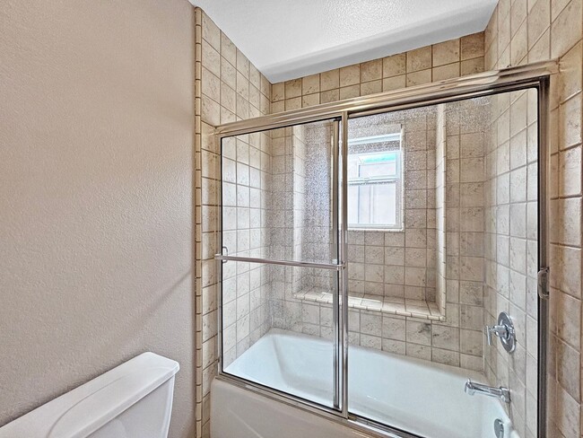 Building Photo - Charming 2BD/2.5BA Townhouse in Bankers Hi...