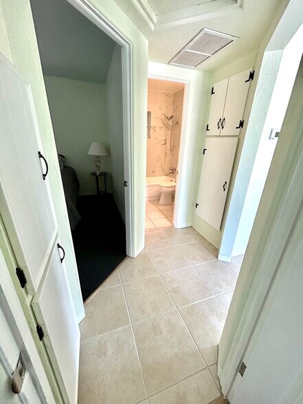 Building Photo - 3318 Boca Ciega Dr N