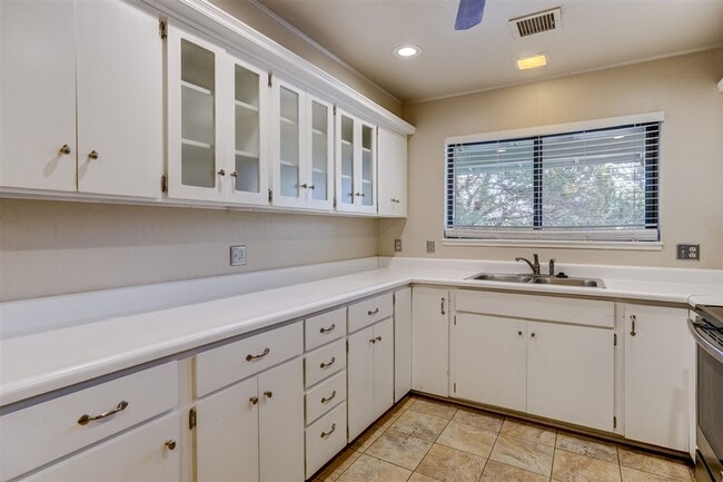 Building Photo - 3 bedroom, 3 bath home close to downtown P...