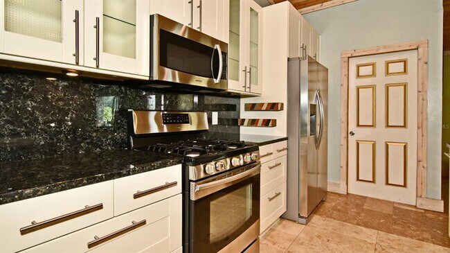 Building Photo - 8924 Angelica Dr