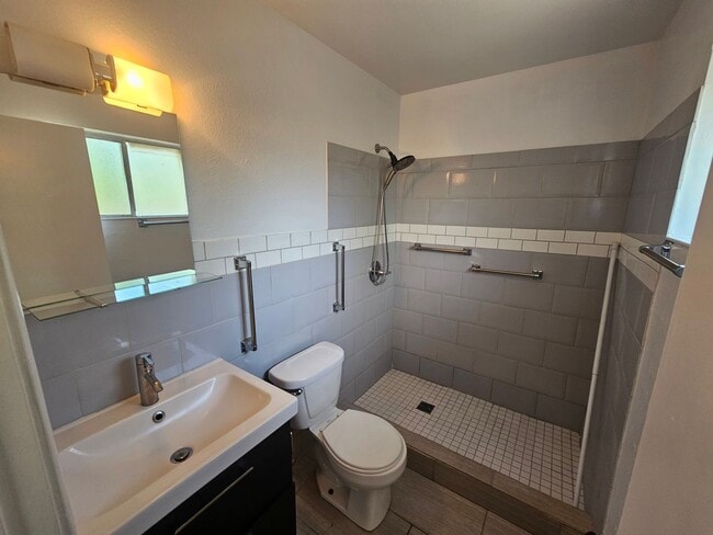 Building Photo - 1 Bedroom 1 Bath Triplex Unit in Los Molinos!