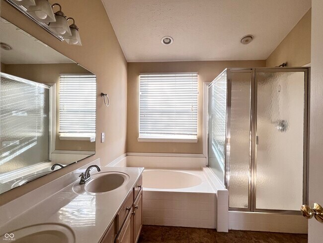 Building Photo - 5913 Sandalwood Dr