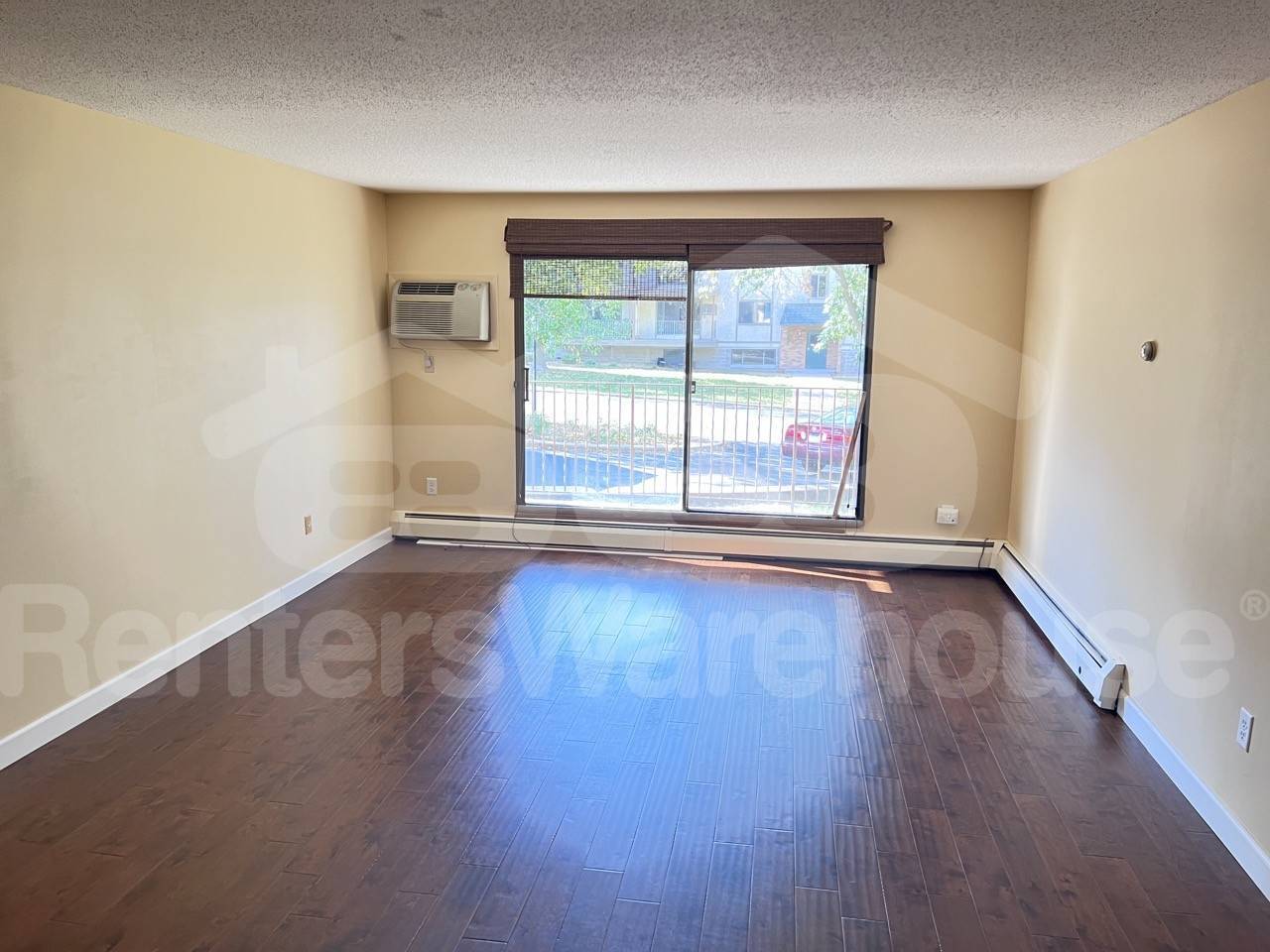 Building Photo - 1304 W Medicine Lake Dr