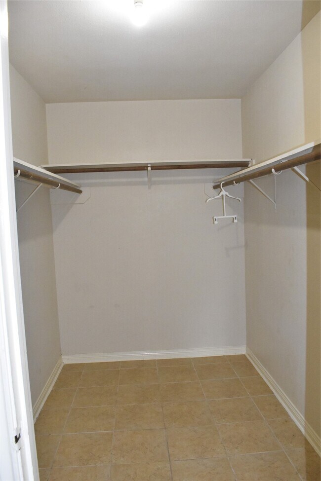 Building Photo - 8903 Kalewood Dr