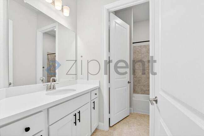 Building Photo - 4112 Dunlap Dr