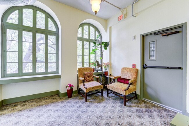 Building Photo - Exceptional 1 bed/1bath loft-style unit in...