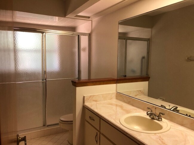 Building Photo - Large 3 Bedroom/2 Bathroom Single Family Home