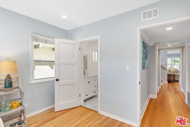Building Photo - 7410 El Manor Ave