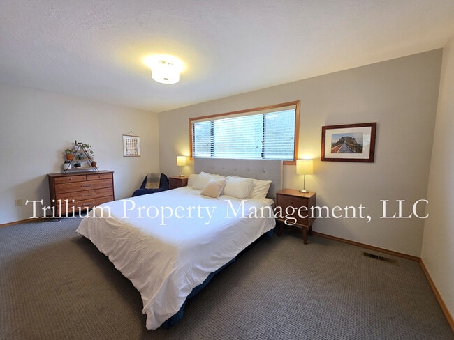 Building Photo - 110 SE 65th Ave