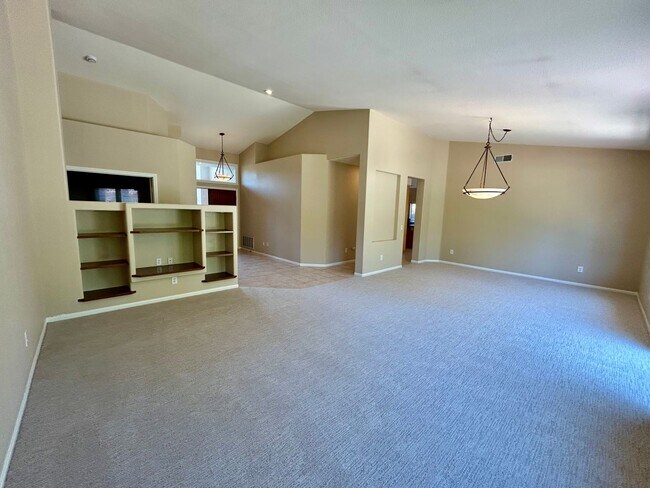 Building Photo - Spacious 4 Bed/2.5 Bath Home Escondido