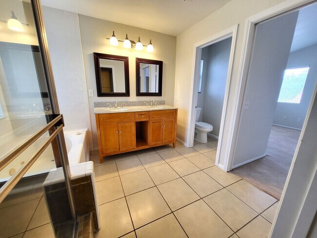 Building Photo - 4 Bedroom House, Private Pool,  Large Pets Welcome