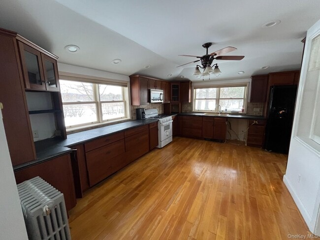 Building Photo - 5 Elm St