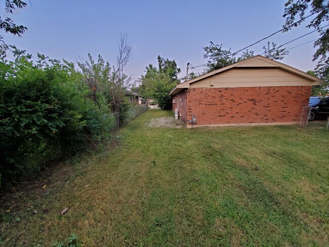 Building Photo - 8417 S Villa Ave