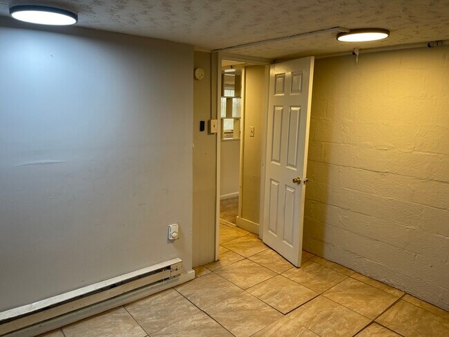 Building Photo - 2837 Woodrow Dr