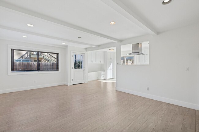 Building Photo - 2048 Garden Ln