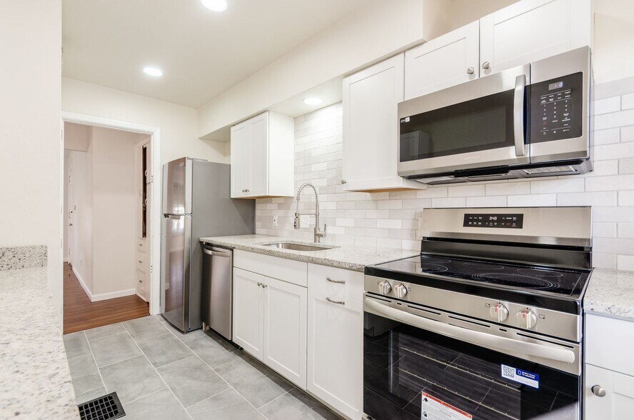 Building Photo - 1448 Elmwood Ave