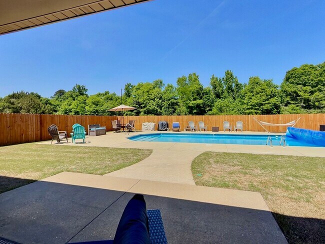 Building Photo - 4 Bed, 2 Full Bath Home w/ In-Ground Pool in Desirable Lake Forest!