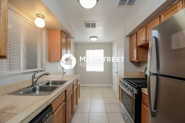 Building Photo - 3 Bedroom Pet-Friendly Home in TUCSON, AZ with Main Street Renewal