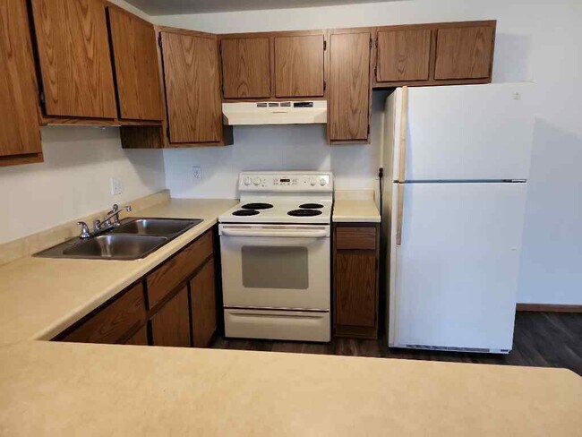 Building Photo - Charming 2 Bedroom Lower in Prime Appleton...