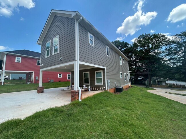 Building Photo - NOW LEASING FOR AUGUST 2026!