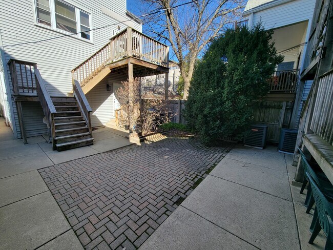 Building Photo - 3338 N Hamilton Ave