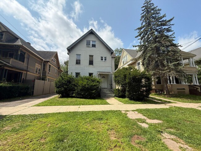 Building Photo - 870 Elm St