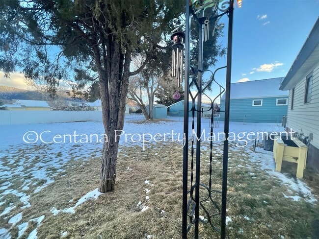 Building Photo - Large 2 bedroom house with an oversized ga...