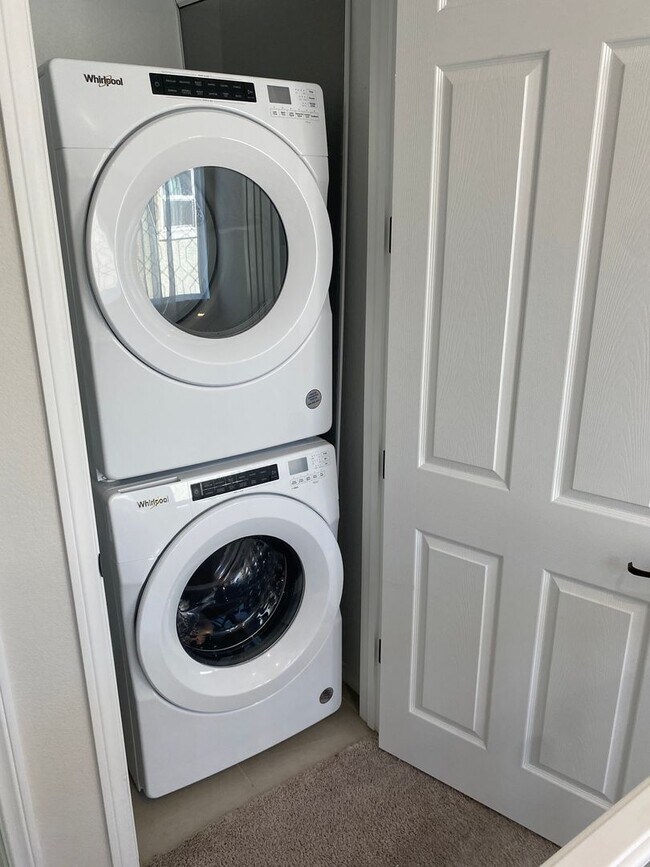 Building Photo - AMERICANA Property Mgmt - 3beds - 2 1/2baths Newly Townhouse in Henderson.