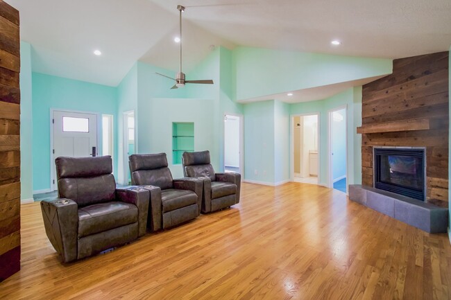 Building Photo - "Luxurious 5-Bedroom Eden Retreat with Sce...