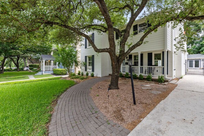 Building Photo - CHARMING 3-BEDROOM IN THE HEART OF ALAMO HEIGHTS