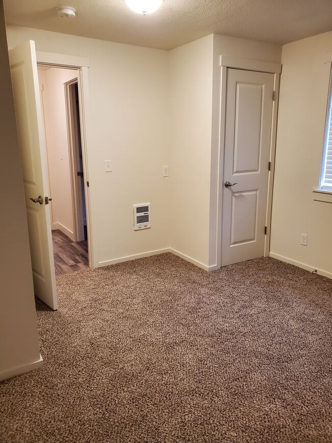 Building Photo - Single family ranch duplex. 3 bedrooms & 1...