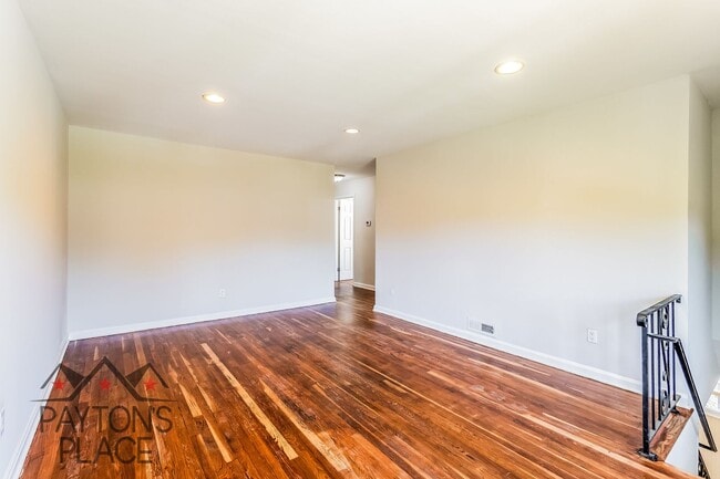 Building Photo - Spacious Single Family home with Huge Back...