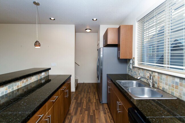 Building Photo - 2BD 2.5BA + Bonus Room/Den/Office Townhouse w/Garage + AC + Washer/Dryer Included