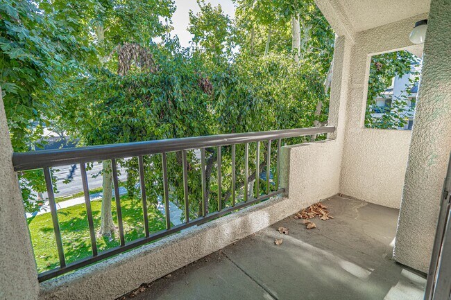 Building Photo - Warner Center 1 Bedroom Condo for Rent in Woodland Hills!