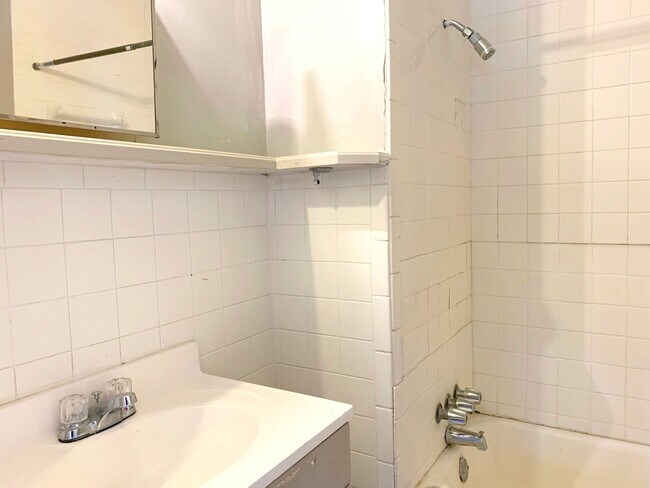 Building Photo - 3 bed 2 bath July Move In - Pre-Leasing