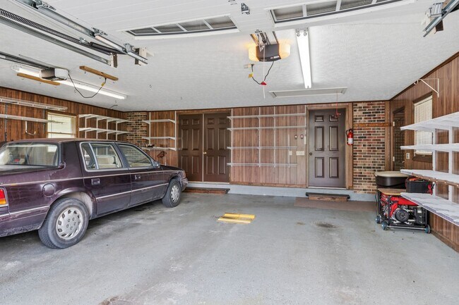 Building Photo - Spacious 5-Bedroom Home in Prestigious Blacksburg Country Club Estates