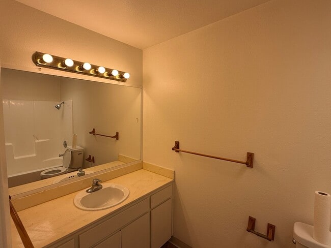 Building Photo - Bright 2 Bedroom Condo with Fireplace, Washer/Dryer, and 1/2 a mile to USD