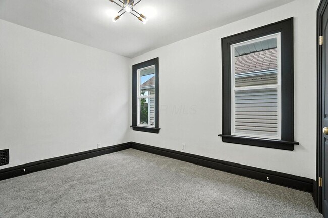 Building Photo - 887-889 E Livingston Ave