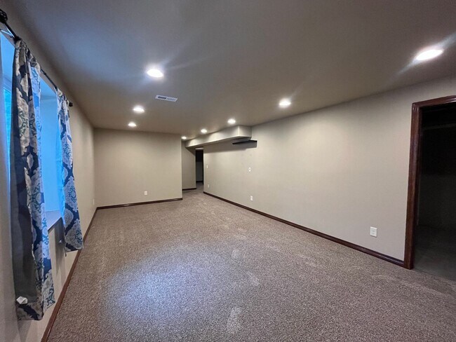 Building Photo - Beautiful single-family home in Berthoud!