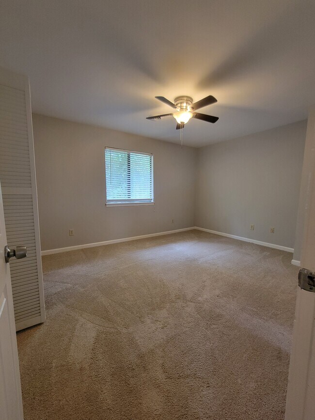 Building Photo - 100 Bramble Ct