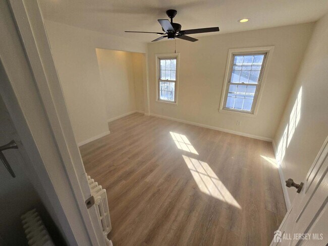 Building Photo - 635 Linden Ave