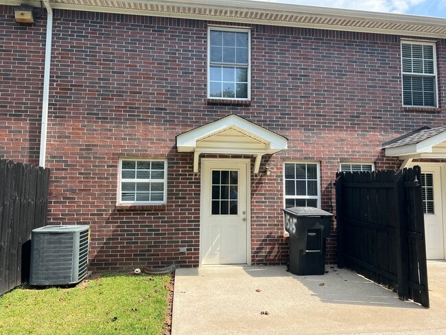 Building Photo - 1505 Center Pointe Dr