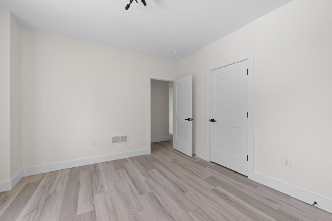 Building Photo - 1295 Holmden Ave