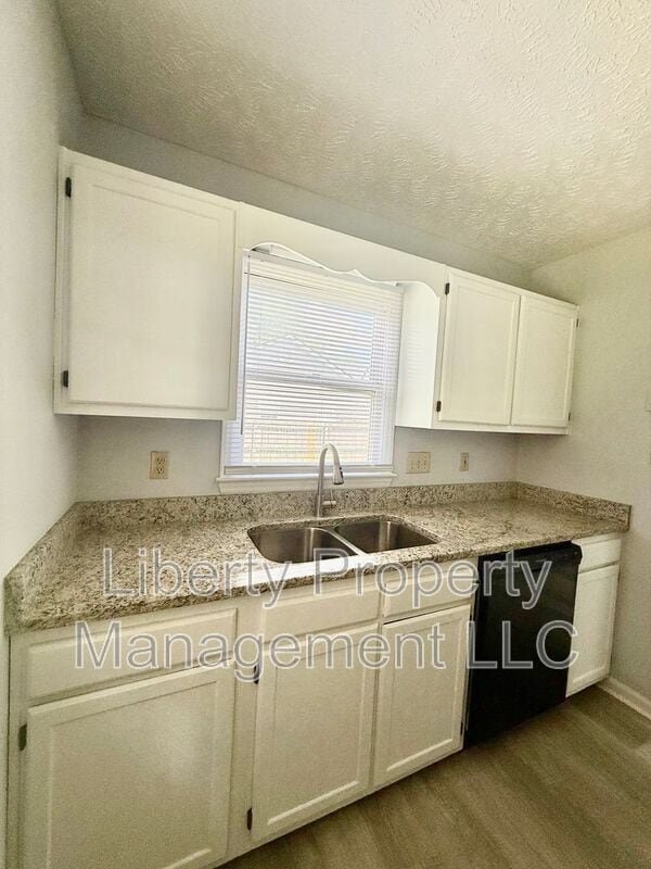 Building Photo - 1222 Skyline Dr