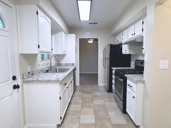 Building Photo - Cute 3 Bedroom Home Close to Shopping