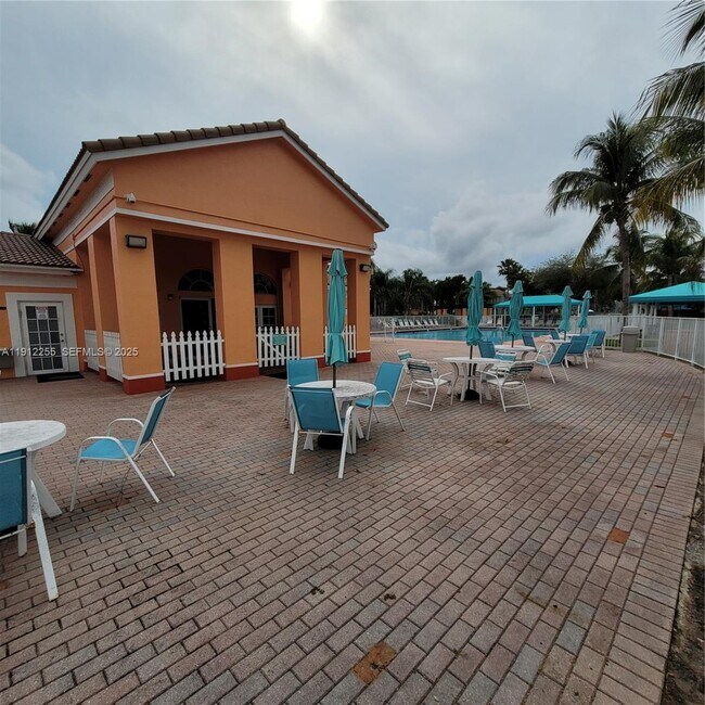 Building Photo - 1666 SE 27th Ct