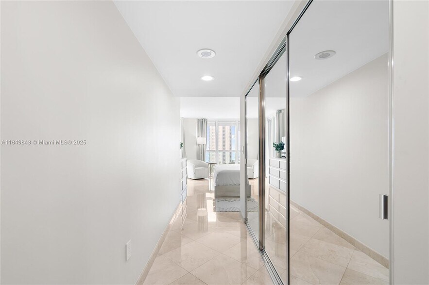 Building Photo - 16500 Collins Ave