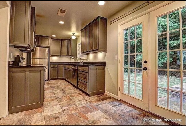 Building Photo - Available August 1st!  3-Bedroom, 1-Bathroom Home, Near Downtown Fayetteville